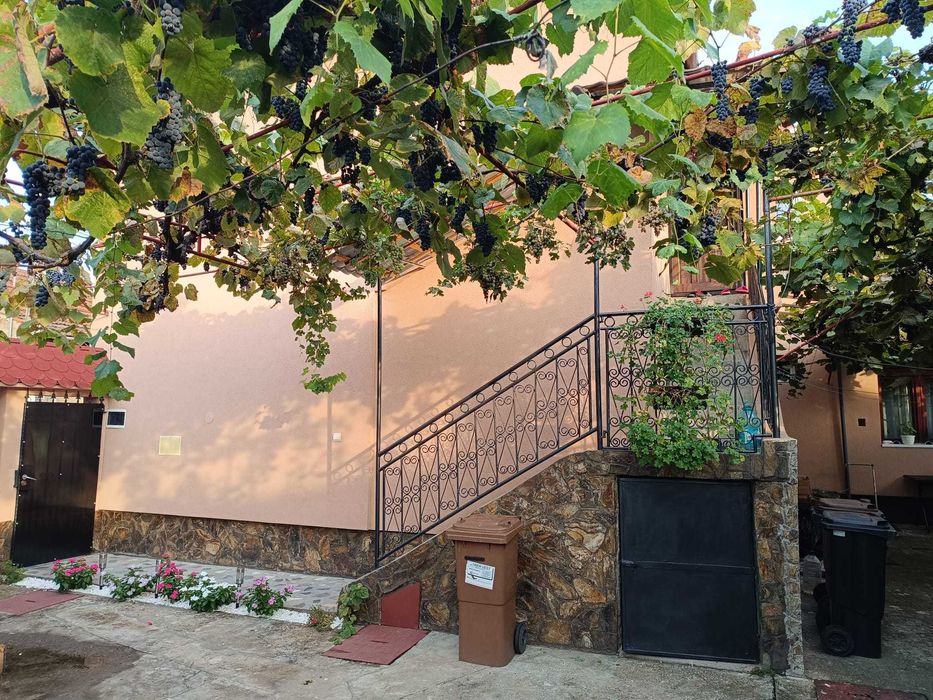 Apartement 3 camere la casa mobilat, utilat cu curte proprie