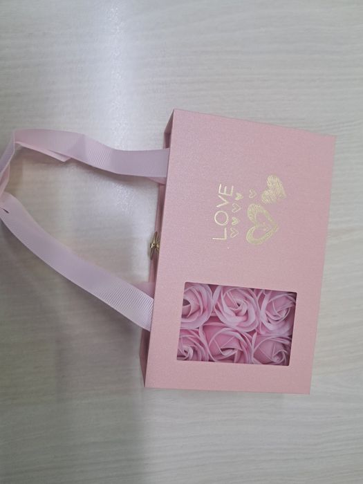 Broșe-mărțișor  în cutie cu 6 trandafiri roz de sapun