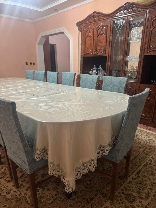 Стенка және стол стулясымен