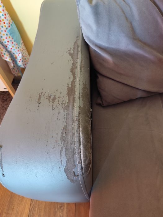 Диван с табуретки и възглавници