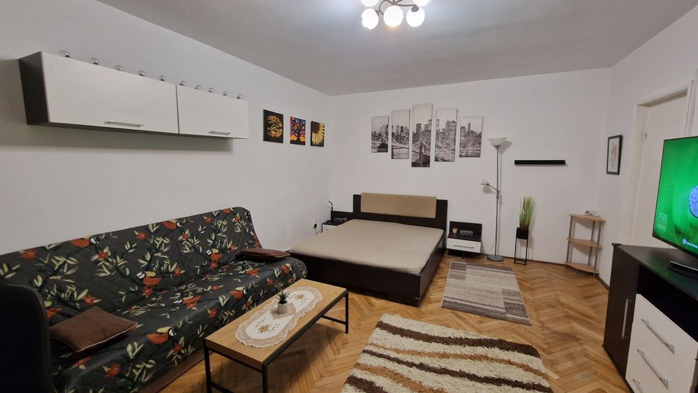 Proprietar, închiriez apartament cu 2 camere confort mărit,  decomandat, et. 3/4, zonă semicentrală (Plopilor vechi) cu garaj.