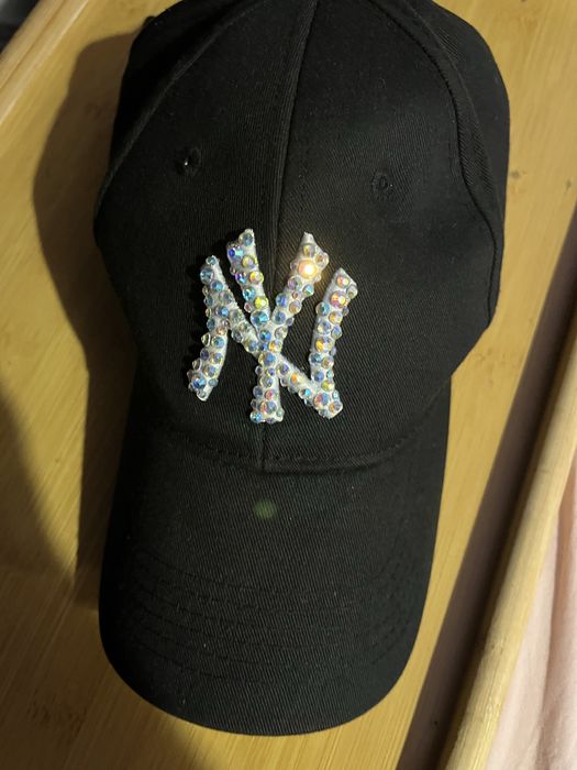 Черна шапка с блестящи камъчета – ръчна изработка, уникален NY стил