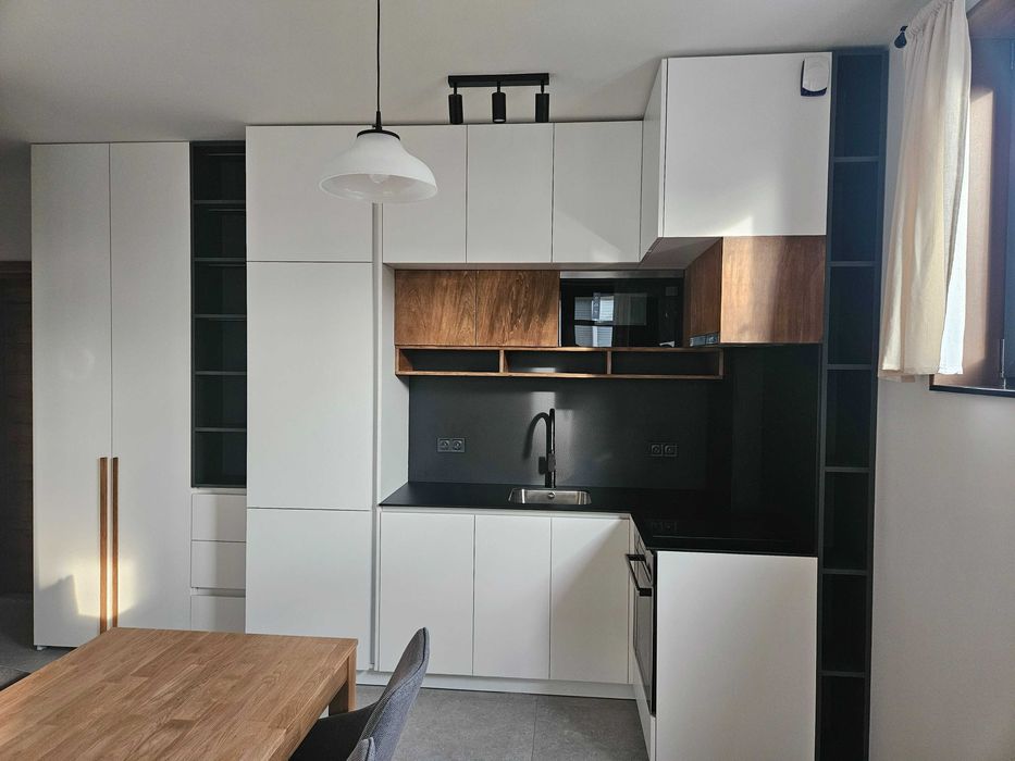 Модерен едностаен апартамент с двор и паркомясто