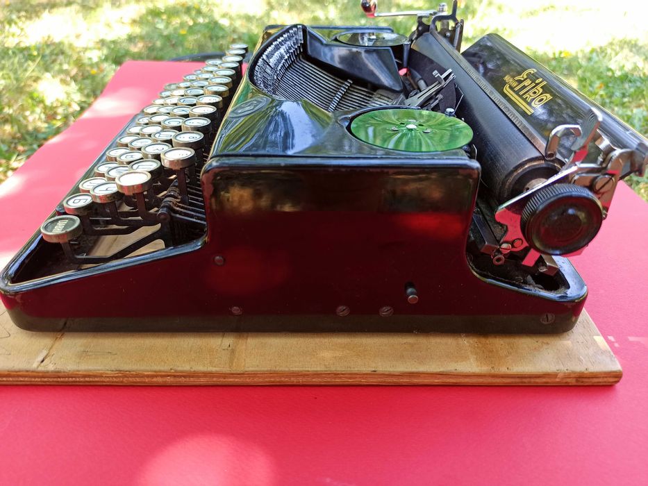 Немска ретро пишеща машина Ерика (Erika), Seidel & Naumann – КАТО НОВА