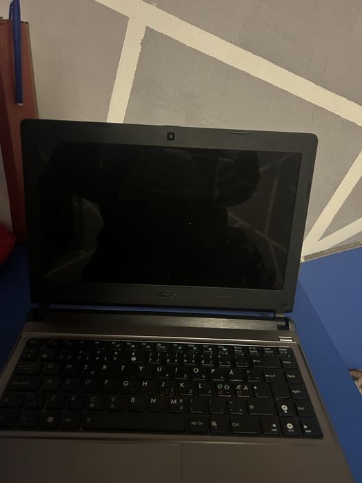 Vand leptop pentru piese