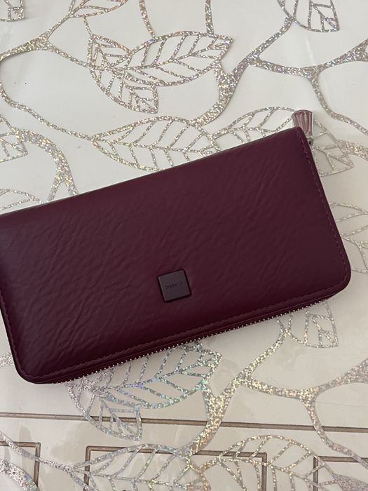 бордовый кошелек