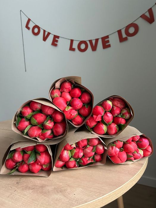 Хризантемы, розы, пионы, тюльпаны, ранункулюс