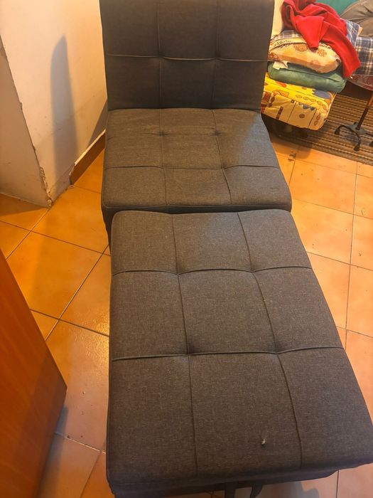 Fotoliu pat tapisat cu stofa spatar inclinabil.