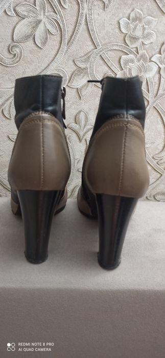 Продам женские ботинки