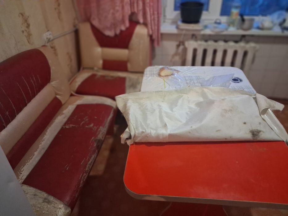 Отдам даром стол со стулями