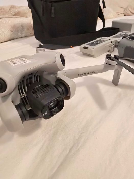 Drona DJI Mini 4 PRO Fly More Combo, CA NOUA, doar 7 ore functionare