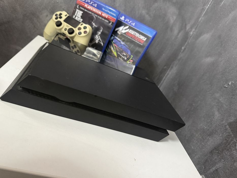 Vând play station 4