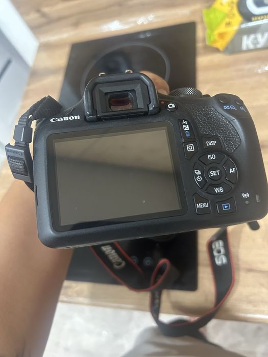 Продается фотоапарат canon 2000D