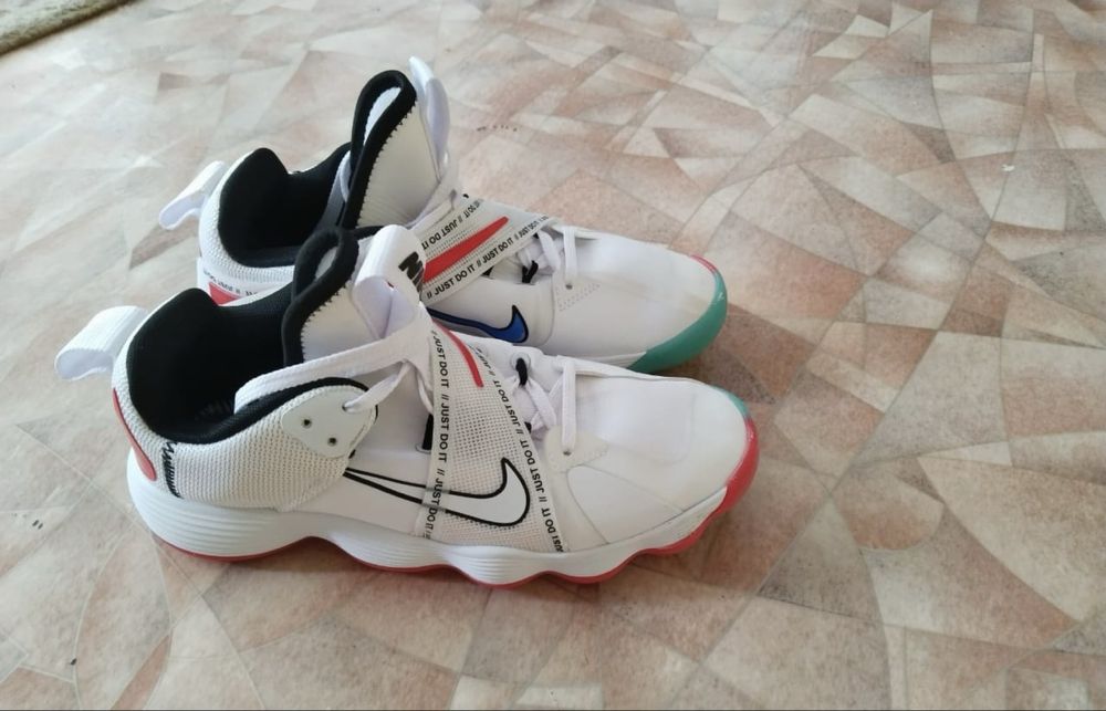 спортивные кроссовки