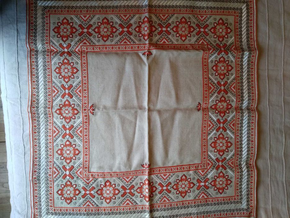 Покривки плетени на една кука и ленени с бродерия