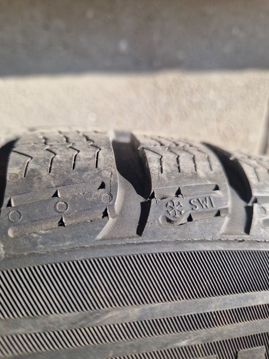4 броя  зимни гуми 215/60/16  -2 Pirelli и 2 Debica