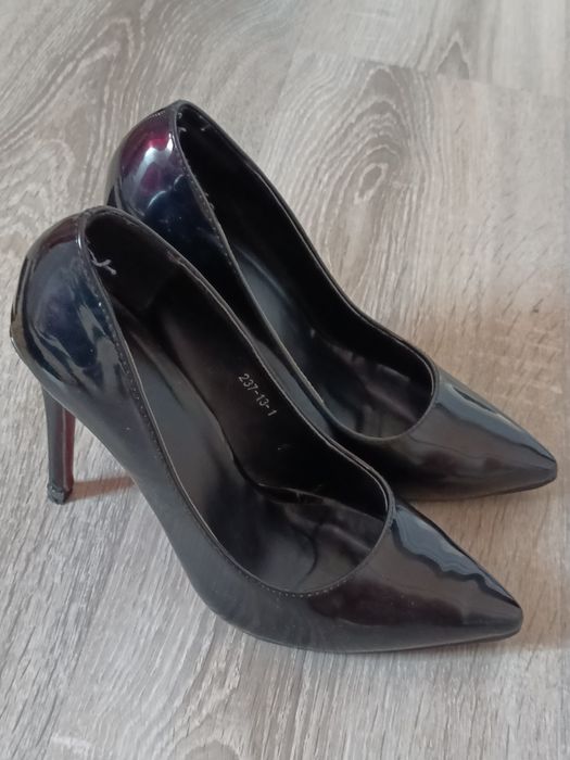Vând pantofi stiletto