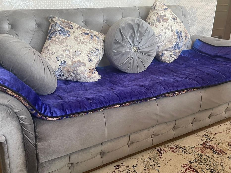 Диван б/у 2 штуки одинаковые , расскладные.