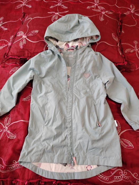 Продам куртки на девочку.