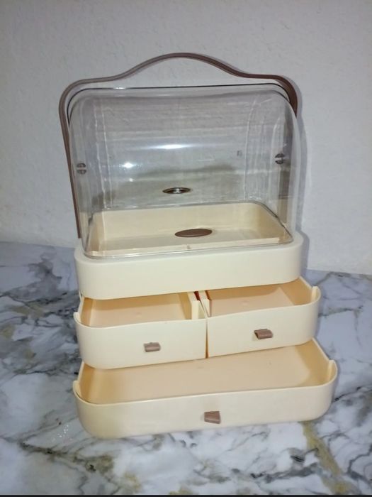 Kosmetika uchun organizer