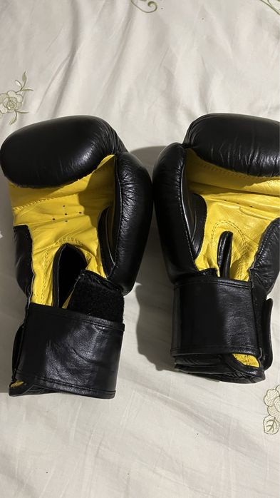 Боксерские перчатки, цену предлогайте