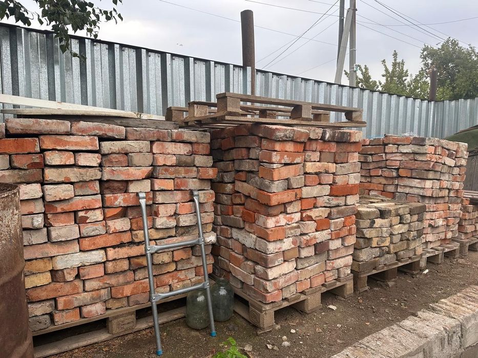 Продам красный керпич, Советский (СССР)  
Цена за