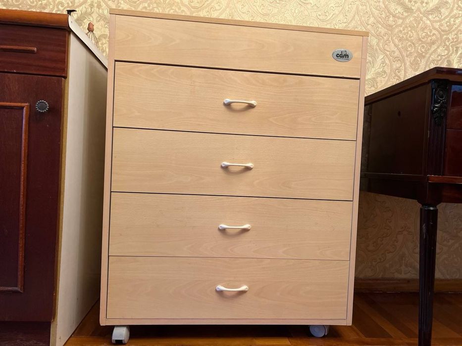 Стулья, ковры, камоды