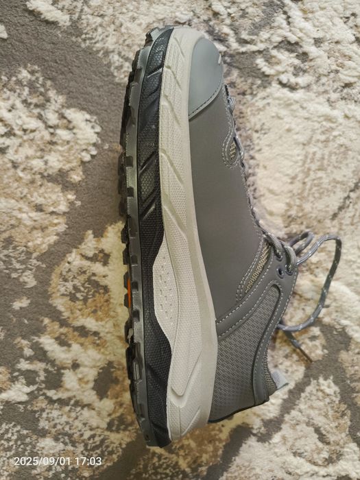 Продам кроссовки летние