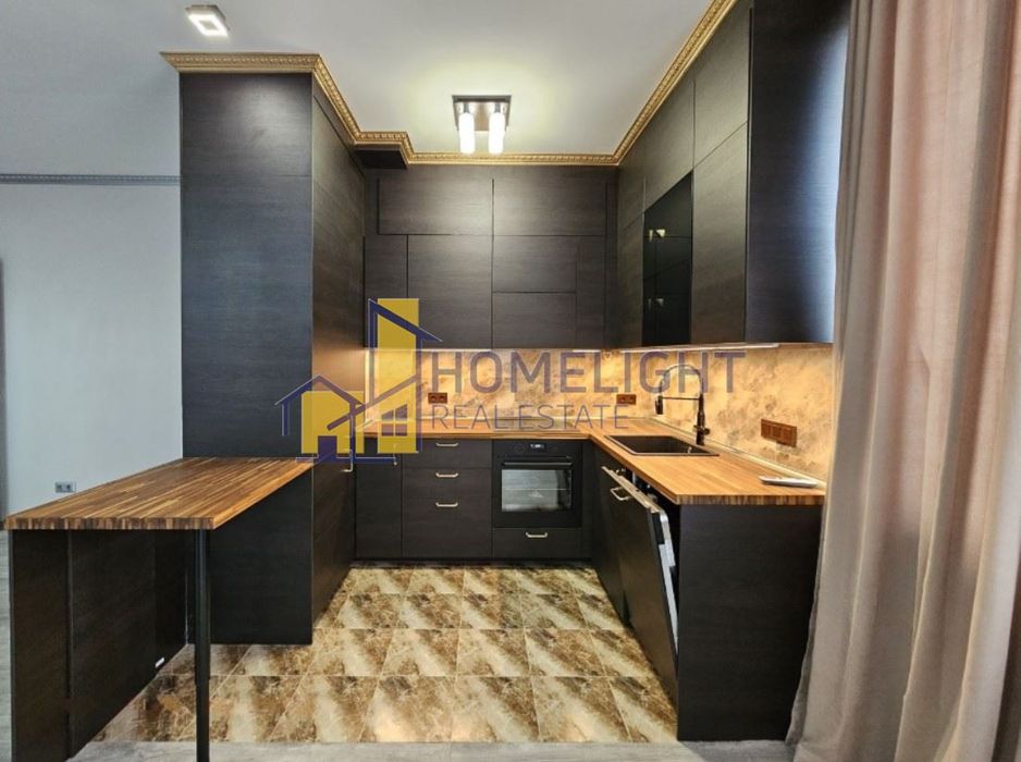 Продава се Тристаен апартамент в София, Витоша - 140 кв.м за 2215 €/кв.м - Снимка #2
