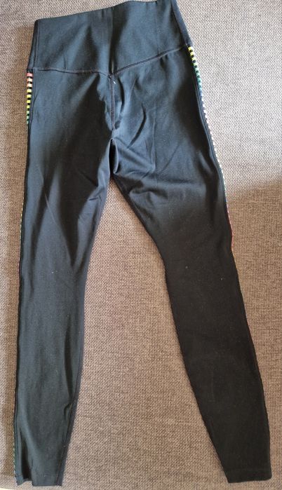 Спортен клин на Nike с ефектни цветни ластици от страни на крака