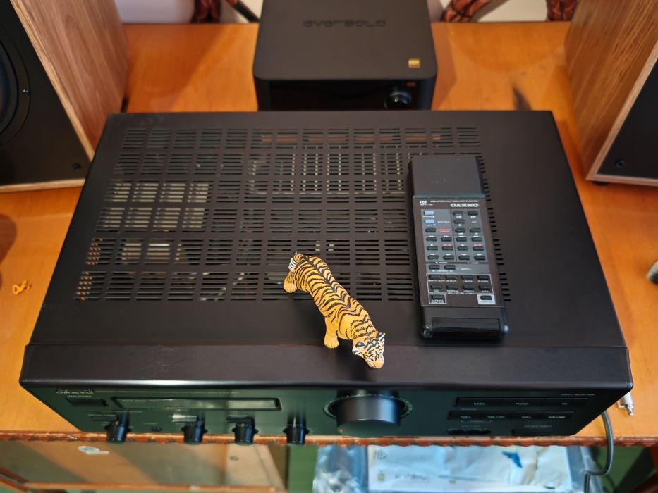 Onkyo A-8840. Amplif. de înaltă clasă. Telecomandă. Preț fix !