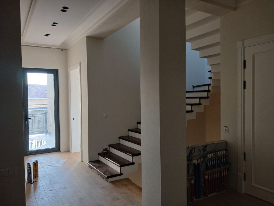 Yakkasaroyda Salamatinani yonida 2 ta 2.5 sotih engi uy