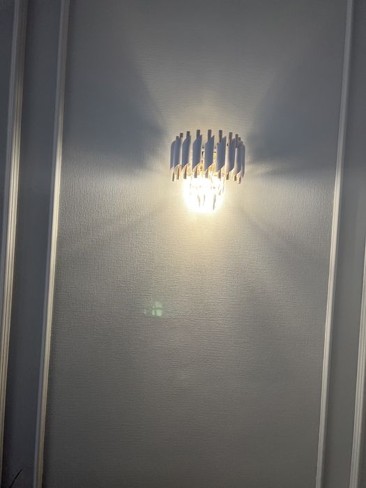 Люстры, Бра