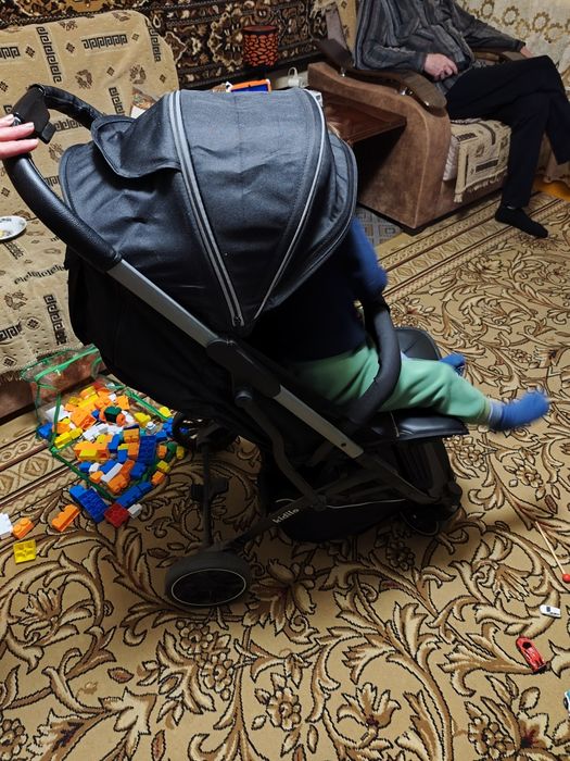 Продается коляска с 3 позициями в хорошем состоянии + в подарок матрас