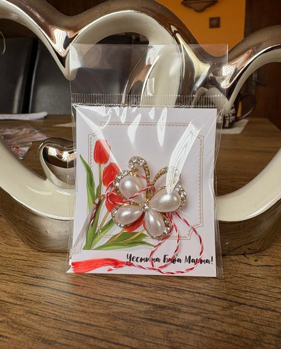 Мартеници брошки