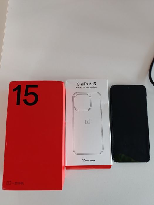 Продавам OnePlus 15 , 12 рам, 256gb черен цвят