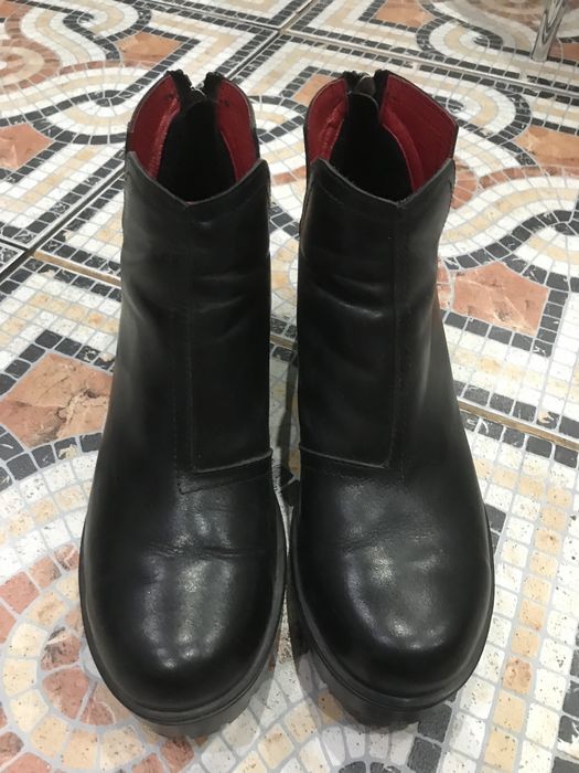 Продам ботинки женские.