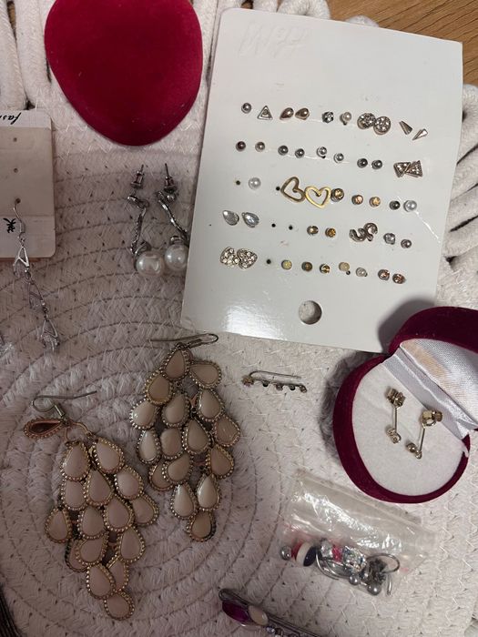 Пълна кутия с бижута