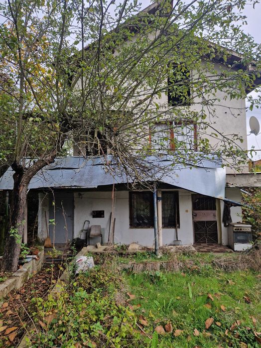 Двуетажна къща в с. Чехларе