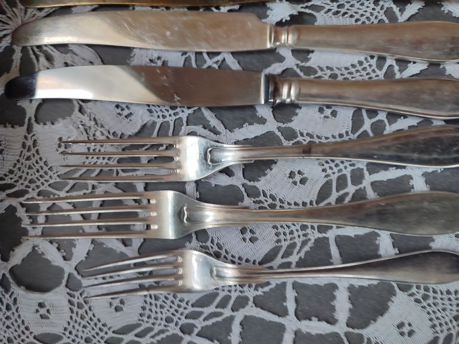 Посребрени вилици и ножове