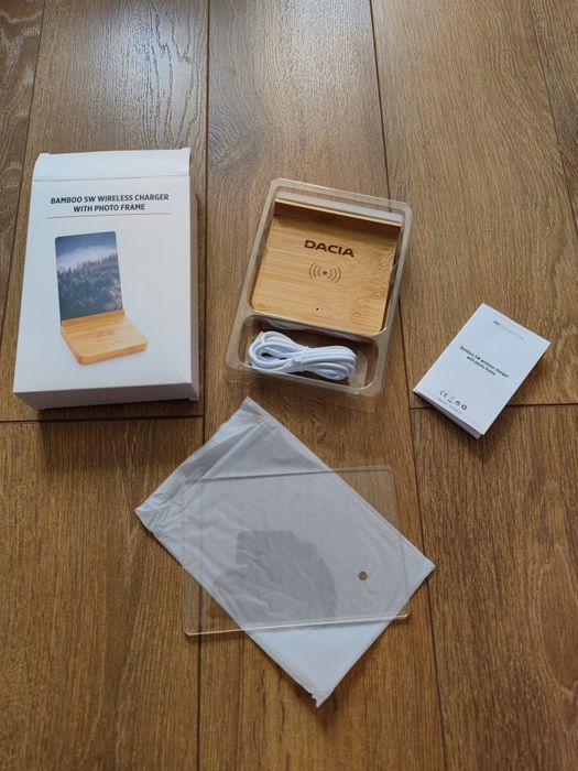 Cadoul perfect: încărcător wireless gravat Dacia, cu ramă foto integrată