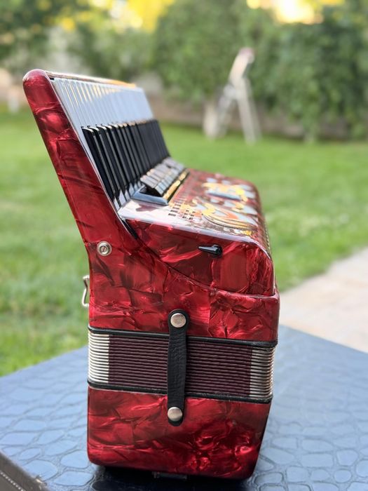 Vând acordeon german Weltmeister  Caprice  120 bași roșu sidef