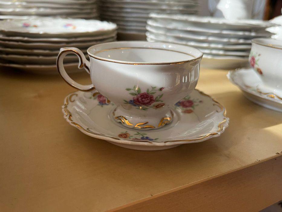 Set masă porțelan 53 piese (1982), stare excelentă, folosit ocazional.