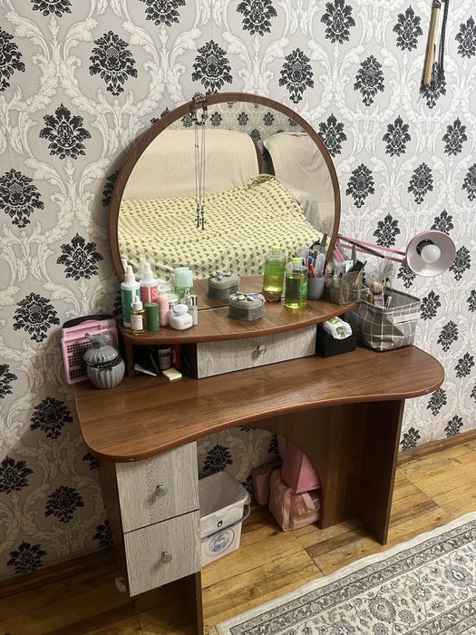 Дамский столик с зерколом