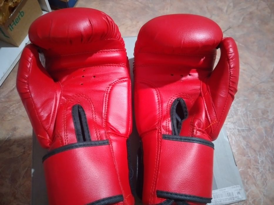 Перчатки 10 Oz и бинты 4м. Рядом с Каргу.