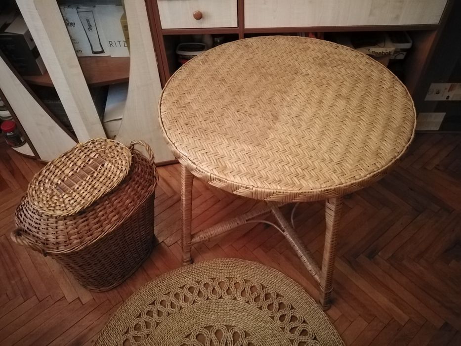 Плетени ратанова маса и рогозка