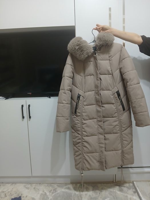 Uzun kurtka.bejeviy rang. Pochti kiyilmagan.