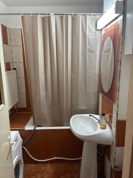 P.F. închiriez apartament 3 camere Micro 3, langa Profi si Hiper Dr.Ma