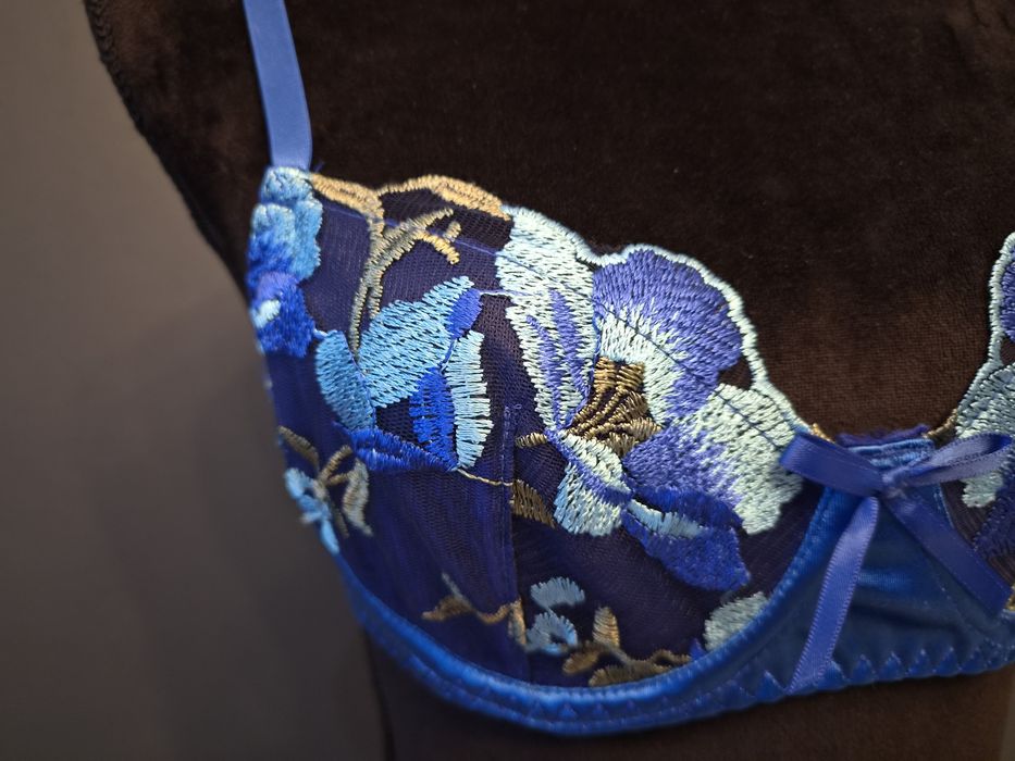 Sutien albastru cu broderie florală, tul transparent, bretele reglabile