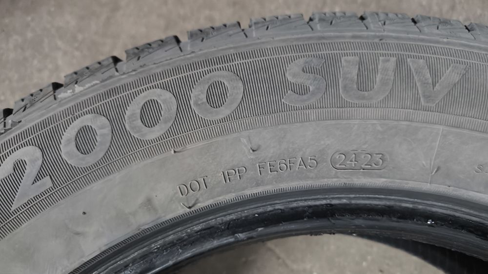 Три баллона , шины  235-60-R18  .